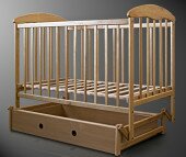 Кроватка с выдвижным ящиком и маятником